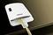 Un interruttore di rete bianco con quattro cavi Ethernet inseriti, montato a parete.