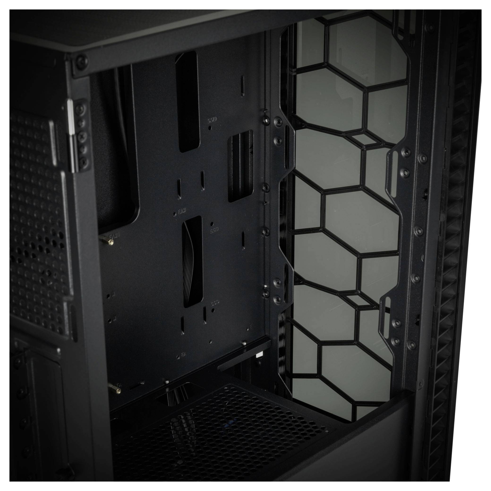 Lato interno del telaio di un computer con fessure di ventilazione esagonali, cornice nera e scheda madre priva di componenti.