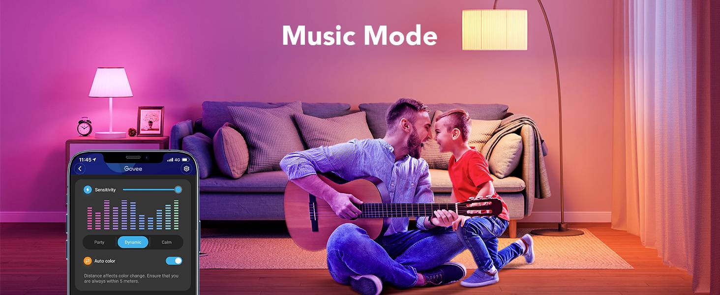 Un padre e figlio sono seduti insieme in soggiorno, suonano la chitarra e si godono l'illuminazione colorata in 'Music Mode'. A sinistra, un'app per il controllo.