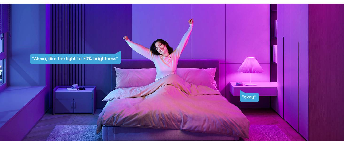 Una donna è seduta sorridente sul suo letto, circondata da luce colorata. Dice: 'Alexa, abbassa la luminosità al 70%'.