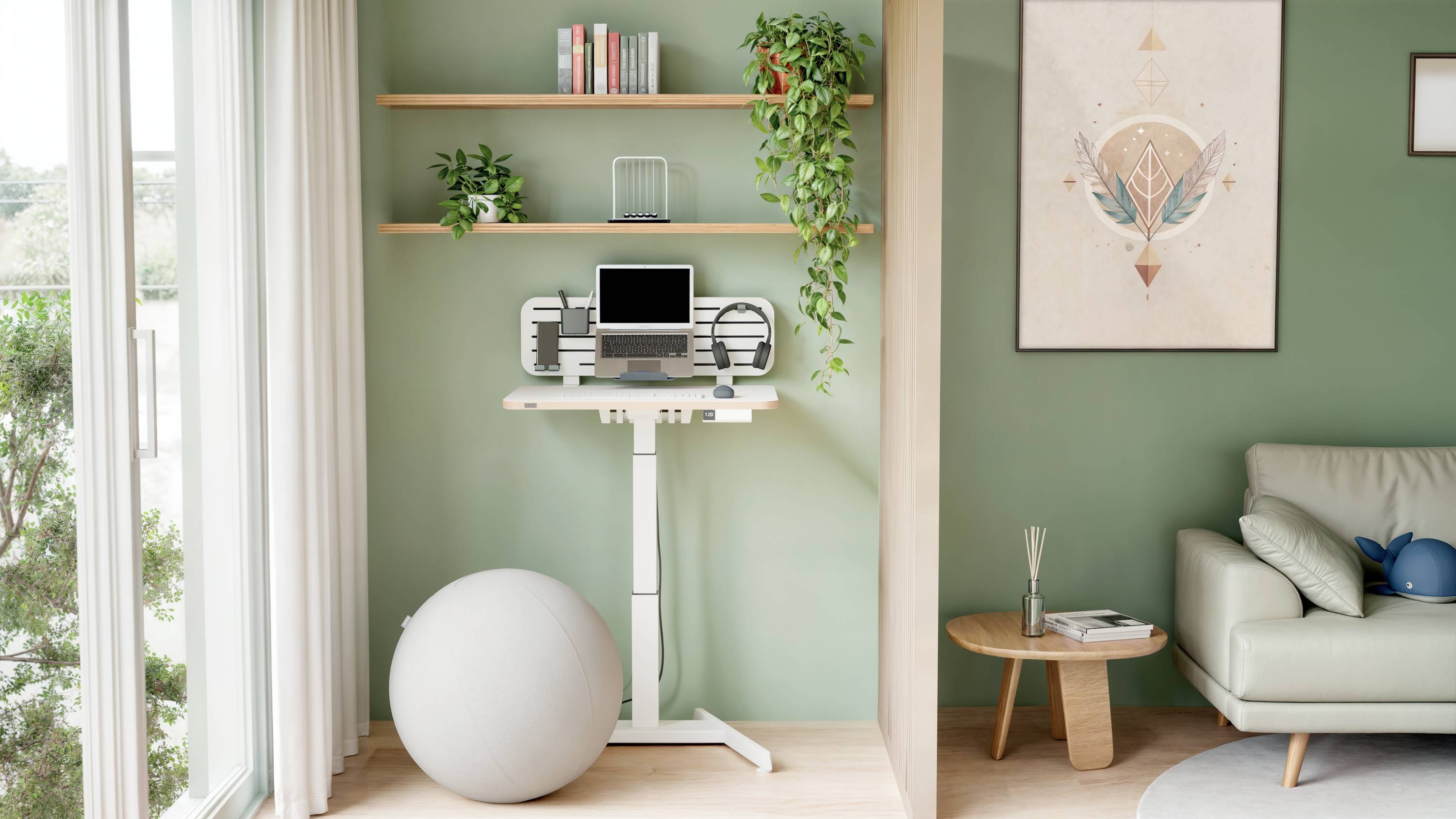 Un ufficio domestico moderno con pareti verdi, un tavolo regolabile in altezza, un laptop e decorazioni.