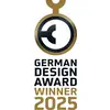 Logo 'German Design Award Winner 2025', emblema rotondo stilizzato con un segno di spunta in alto, progettato in oro e nero.