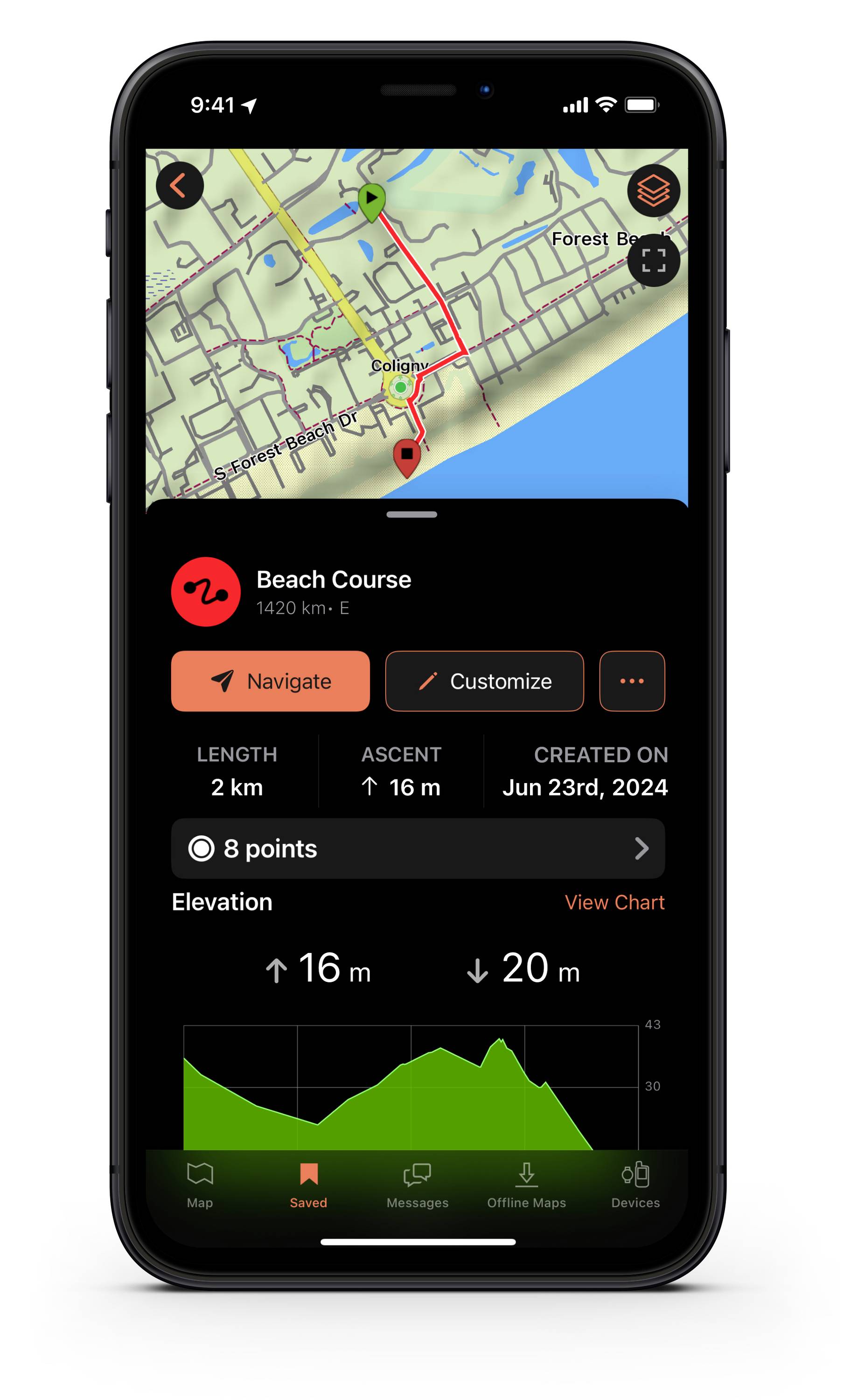 Schermo dello smartphone con app di tracciamento GPS. Mappa mostra 'Beach Course', 2 km, altezza 16-20 m. Percorso lungo la spiaggia. Navigazione e personalizzazione possibili.