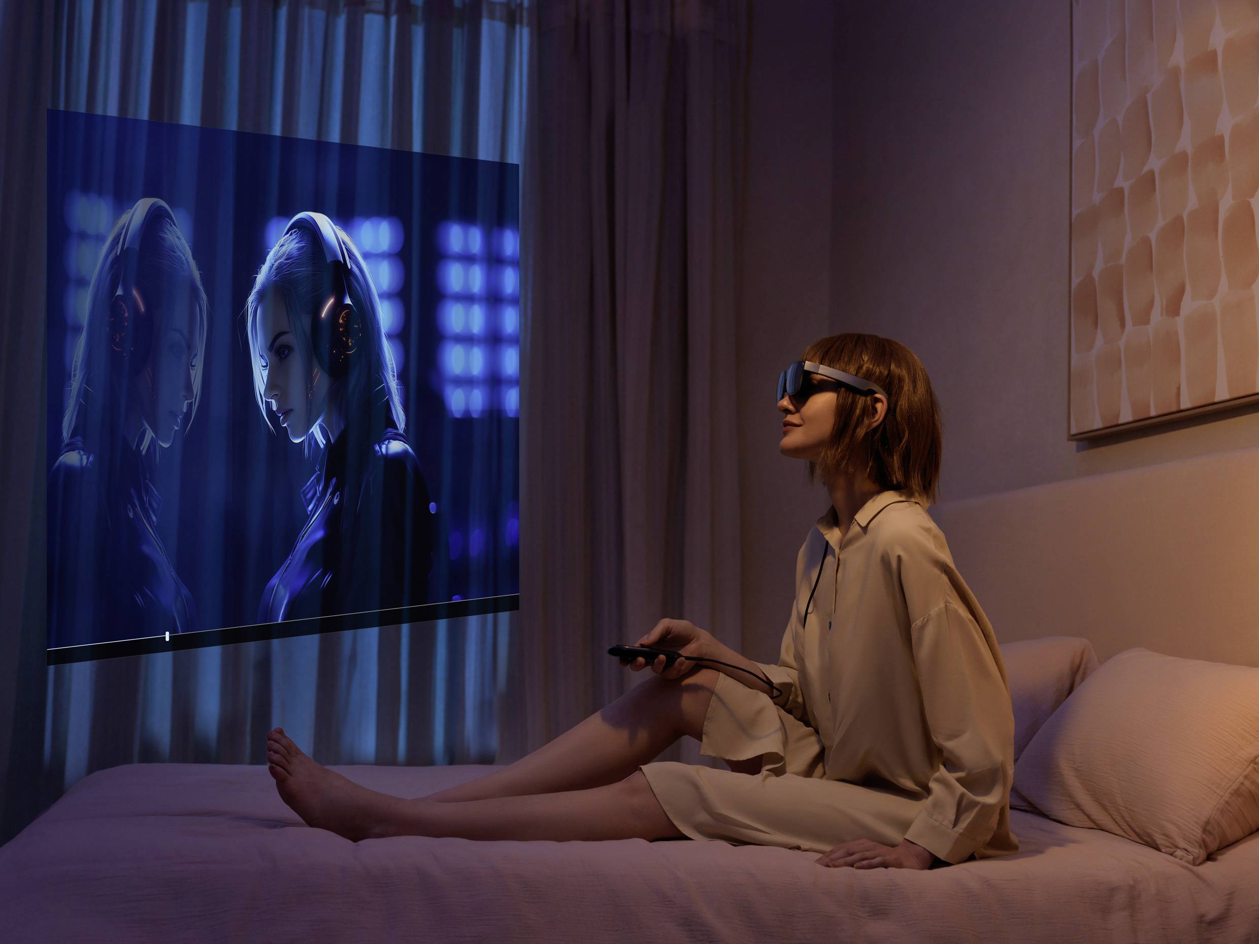 Una persona è seduta su un letto, indossa un visore VR e guarda una proiezione a parete di un video con colori blu luminosi.