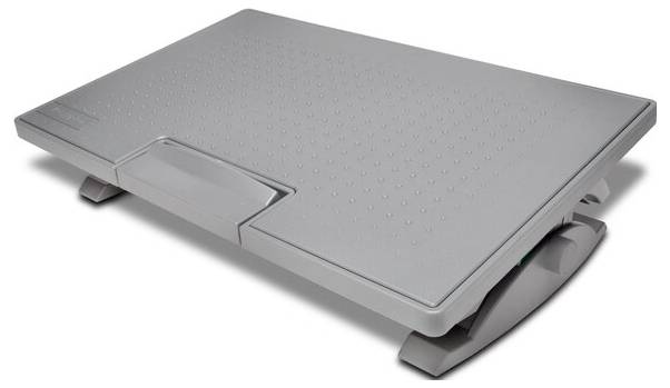 Un inserto poggiapiedi inclinato grigio con superficie antiscivolo e altezza regolabile. Ideale per l'ergonomia dell'ufficio.