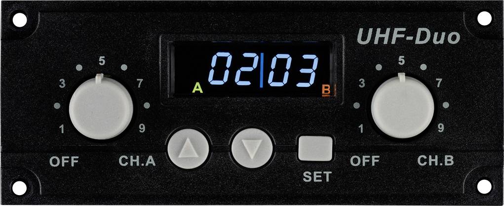 Pannello di controllo nero di un dispositivo UHF-Duo con display, che mostra '02103'. Sono visibili due manopole di regolazione e diversi pulsanti.