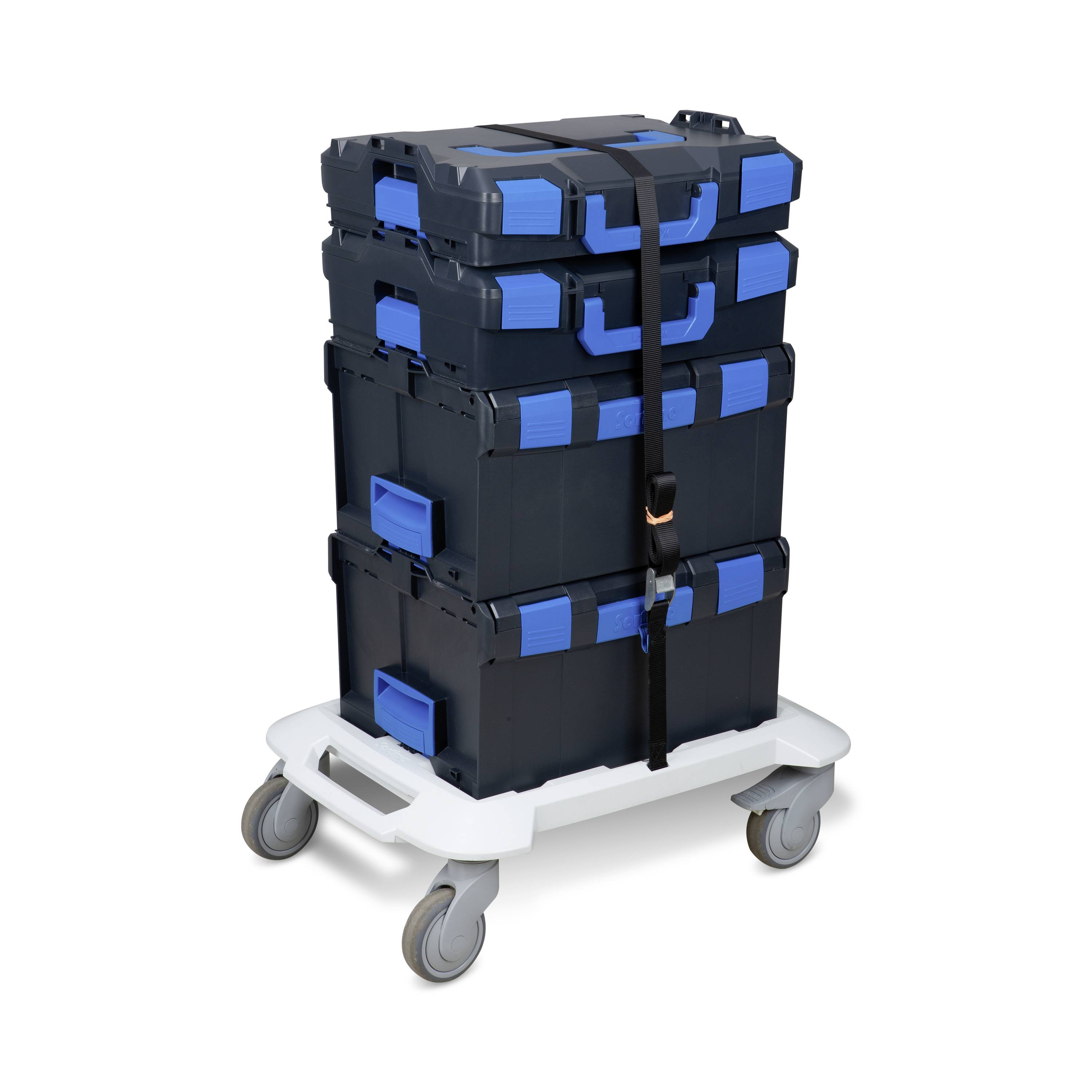 Una pila di quattro valigette degli attrezzi nere con manici blu è posizionata su un carrello bianco. Sono fissate con una cinghia nera.