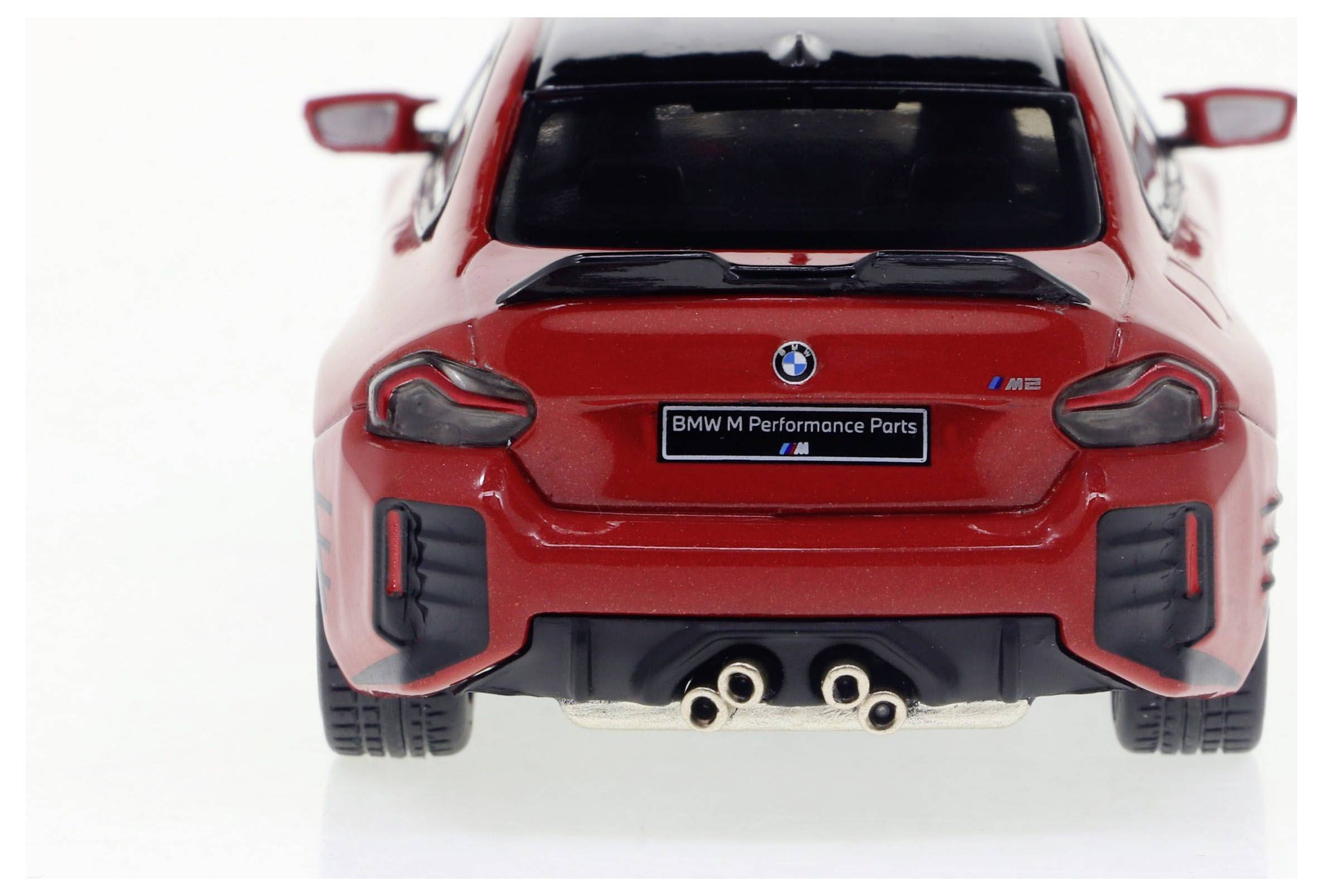 Modellino BMW rosso visto da dietro, con il logo 'BMW M Performance Parts' visibile sul portellone posteriore.