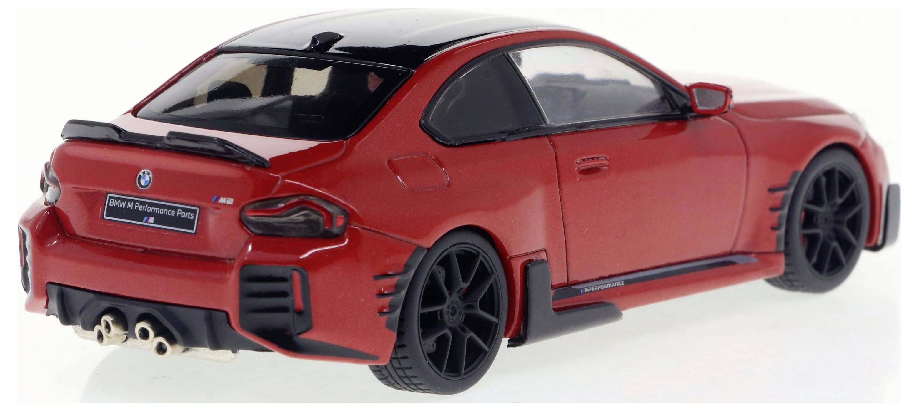 Un'auto giocattolo rossa, modello di una vettura sportiva, con tetto nero e luci posteriori distintive, è posizionata su uno sfondo bianco.