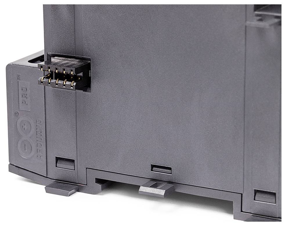 Un dispositivo elettronico nero con un modulo di connessione visibile e diversi pin metallici.