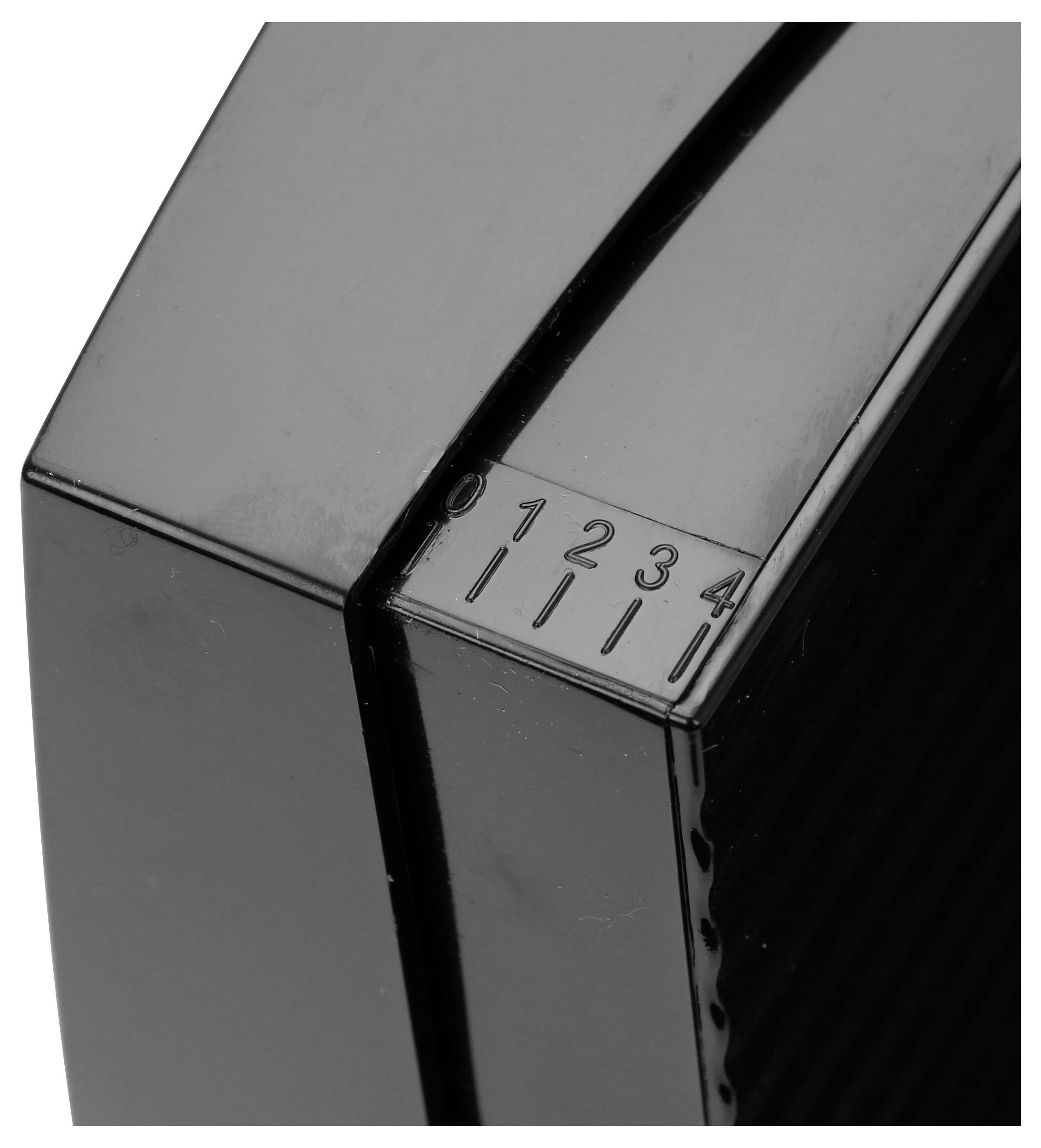 Oggetto nero con una manopola numerata da 0 a 4.