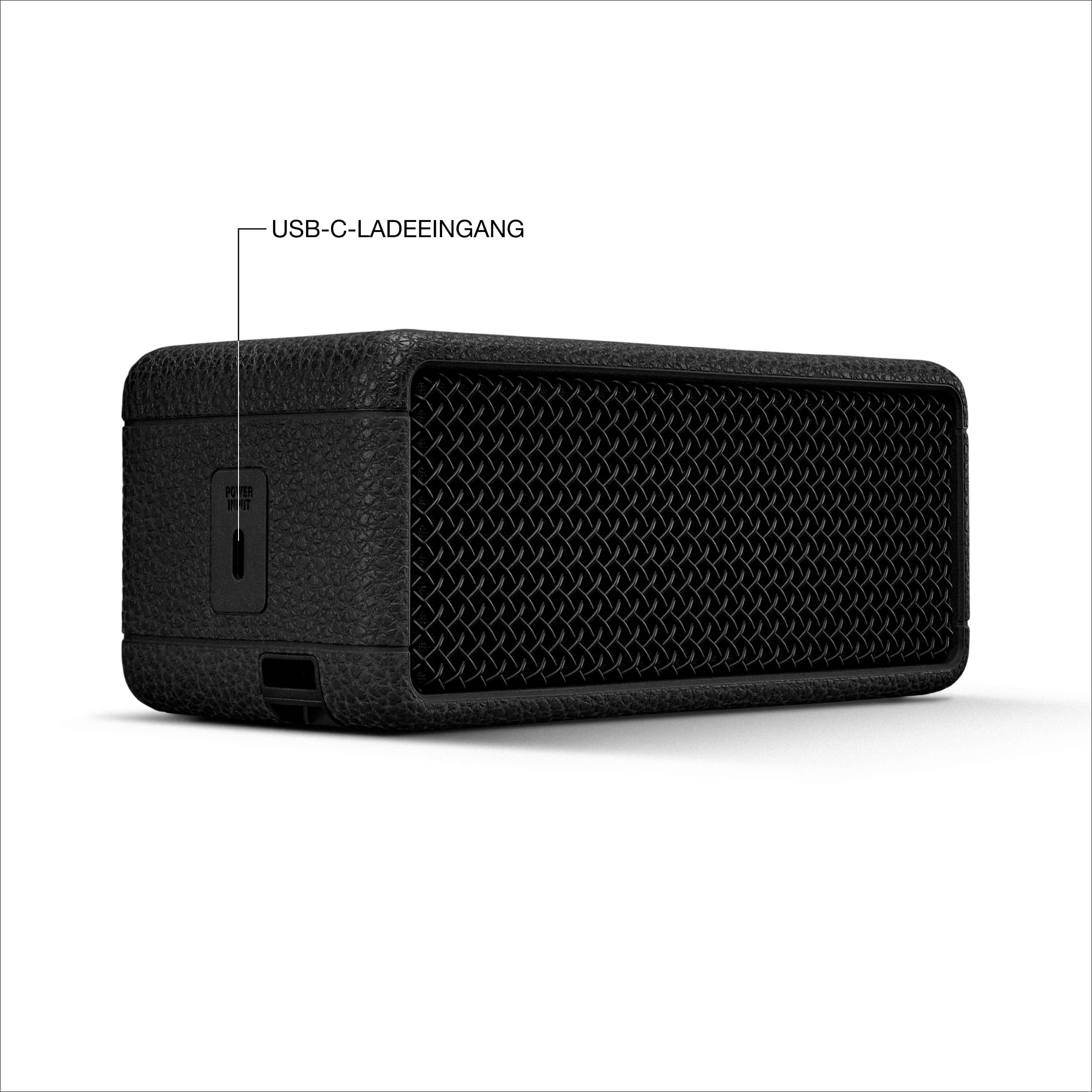 Un altoparlante nero rettangolare con un'etichetta di ingresso di ricarica USB-C sul lato sinistro.