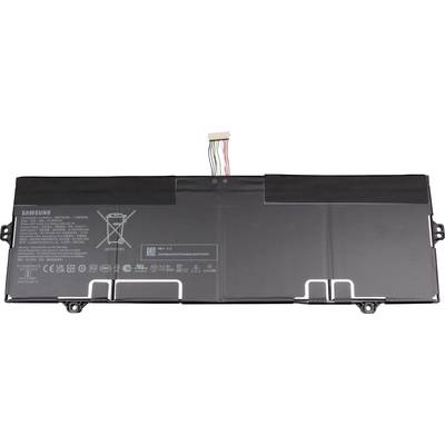 Una batteria per laptop Samsung con diverse specifiche tecniche e simboli sulla superficie. Connettore per cavo visibile in alto.