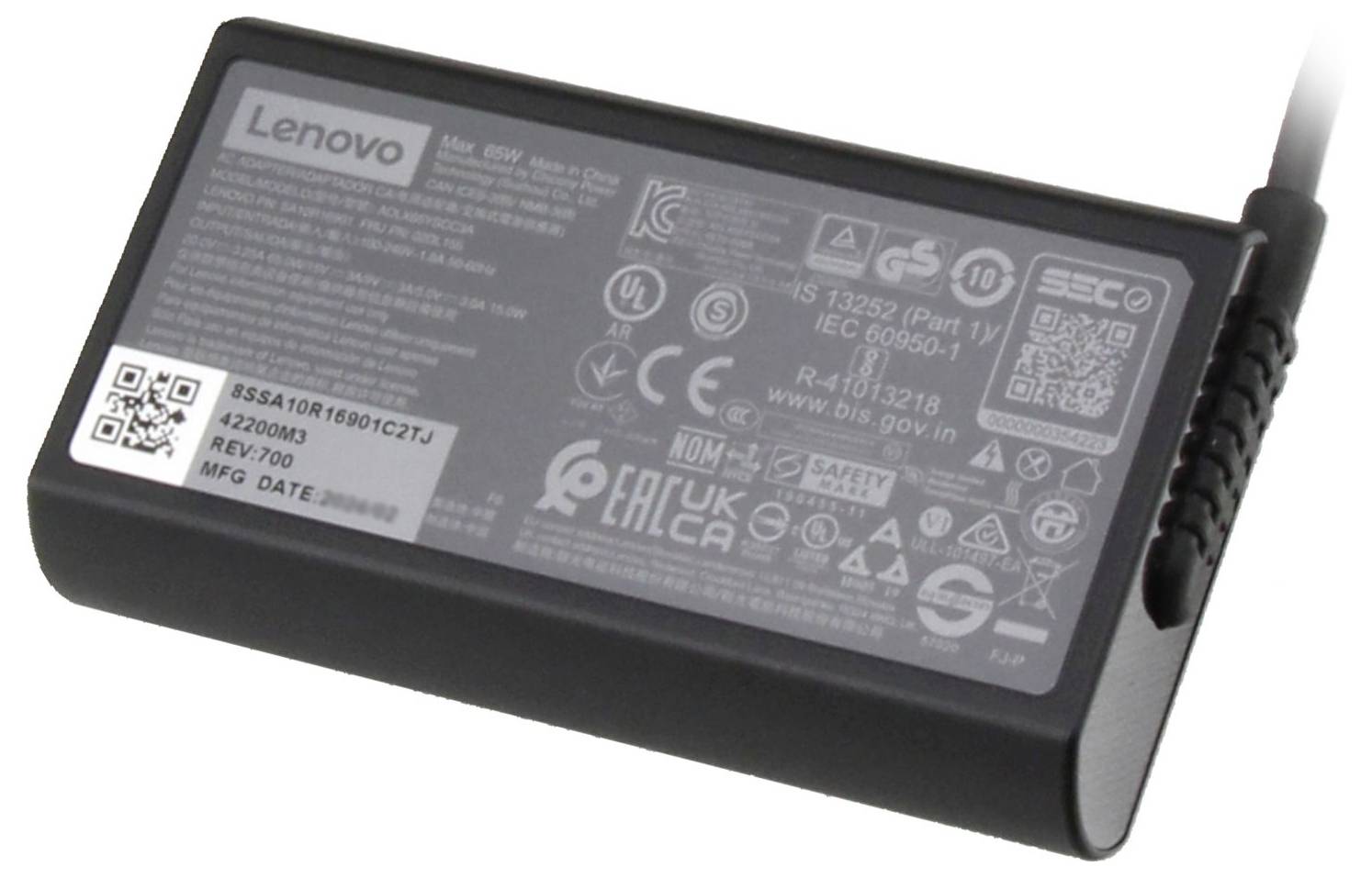 Un caricabatterie con simboli di sicurezza e certificazione. In alto a sinistra è presente il logo Lenovo. A destra si trova un cavo di alimentazione.