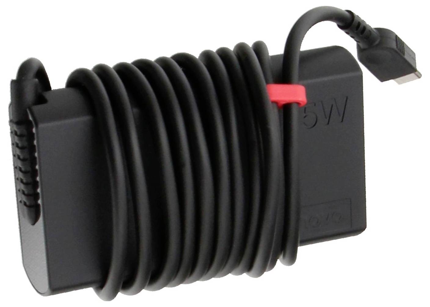 'Un alimentatore nero con un cavo arrotolato e un connettore USB-C, pronto all'uso'