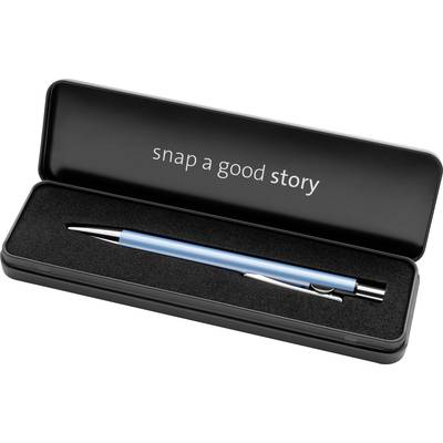 Una penna blu è posizionata in una scatola nera. Sul coperchio è scritto 'snap a good story'.