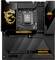 Scheda madre da gaming nera con accenti dorati e motivo a drago. Include più slot RAM e dissipatori di calore avanzati.