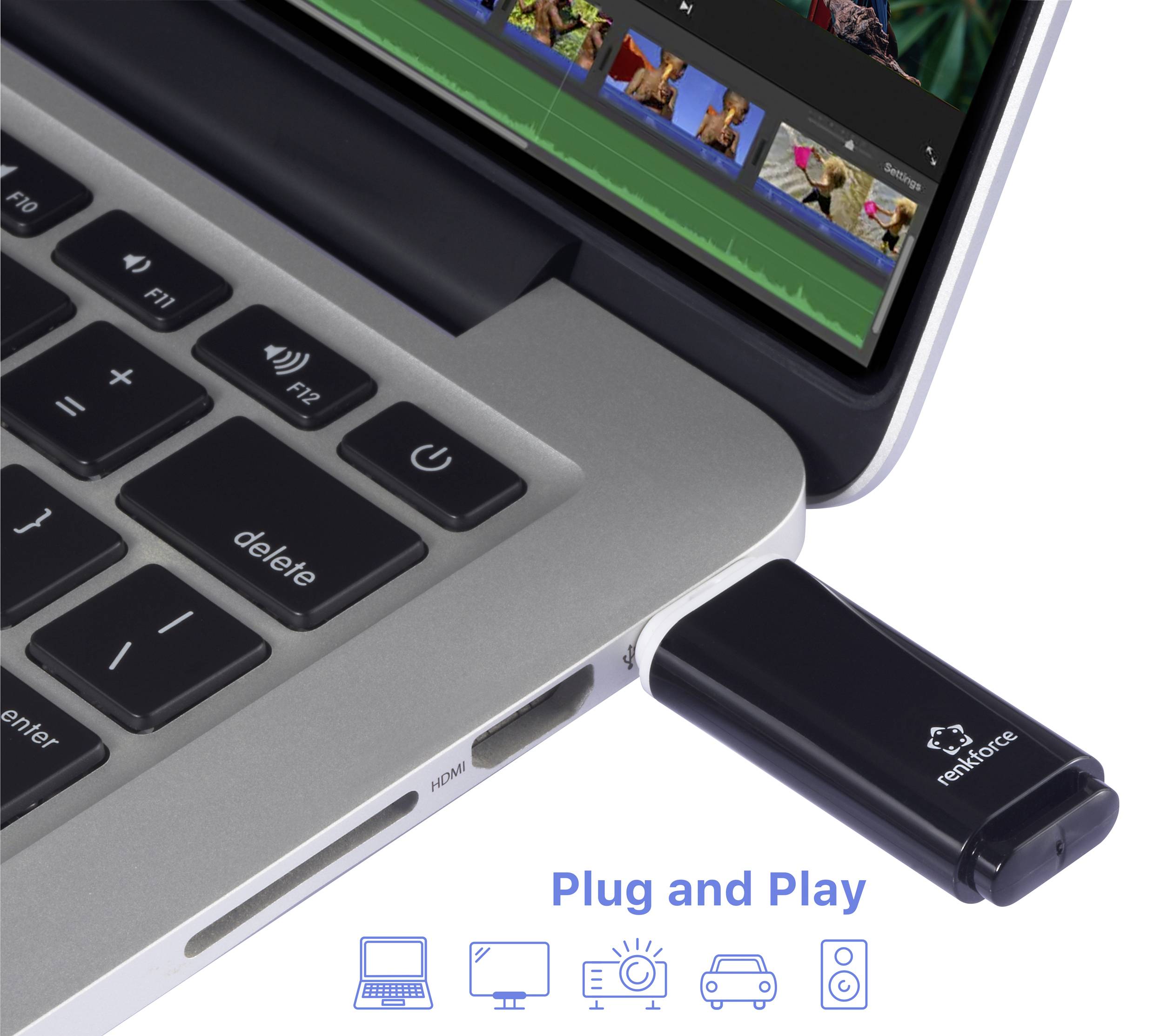 Un laptop con una chiavetta USB inserita. Sullo schermo è aperto un editor video. Testo in basso: 'Plug and Play'. Simboli per laptop, monitor, fotocamera e altoparlanti.