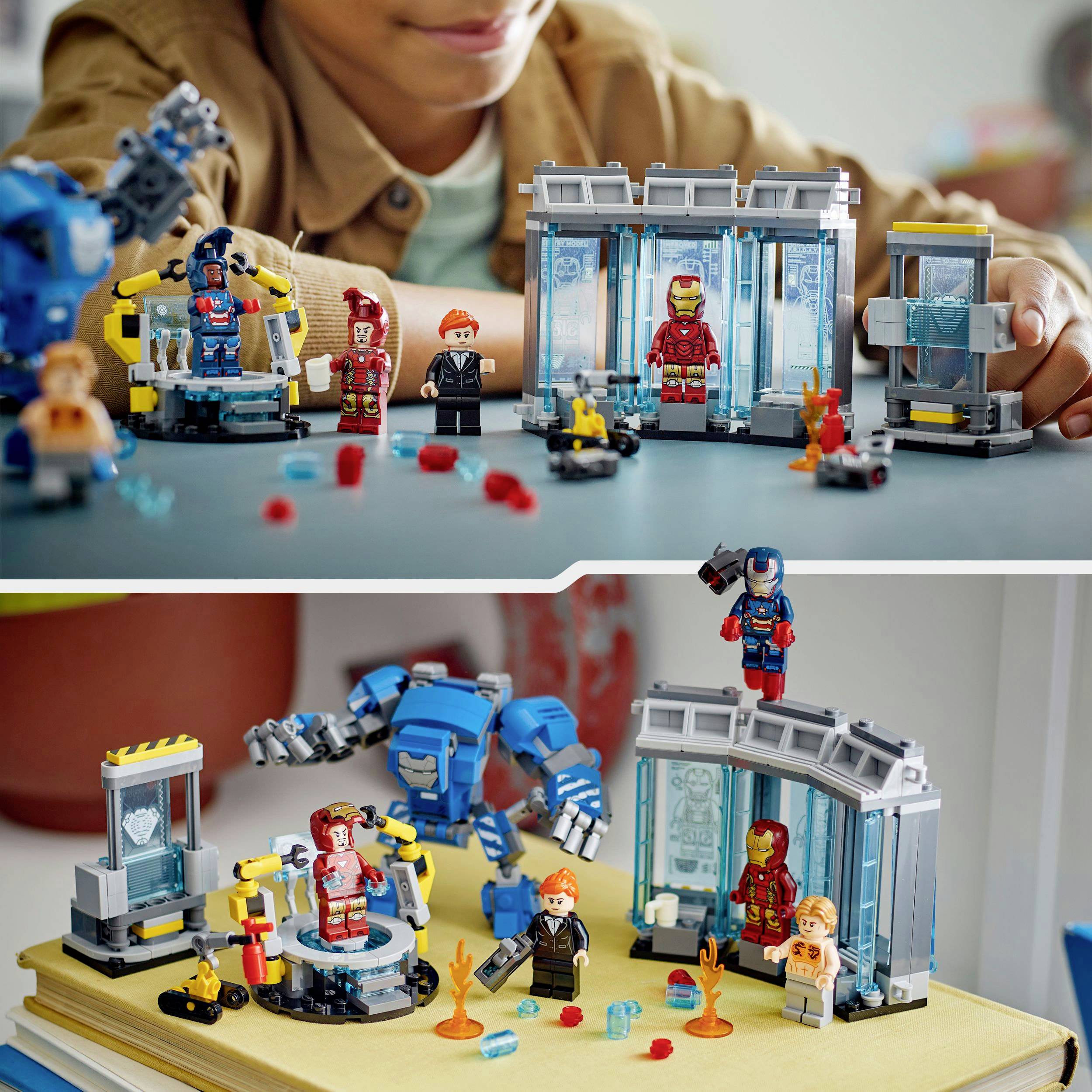 Un bambino gioca con blocchi di costruzione e figure di supereroi su un tavolo. Le figure sono colorate e sullo sfondo c'è un paesaggio urbano.