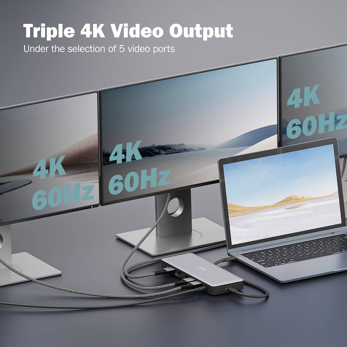 Tre monitor e un laptop mostrano ciascuno un display '4K 60Hz'. Un hub collega i dispositivi per l'uscita tripla 4K.