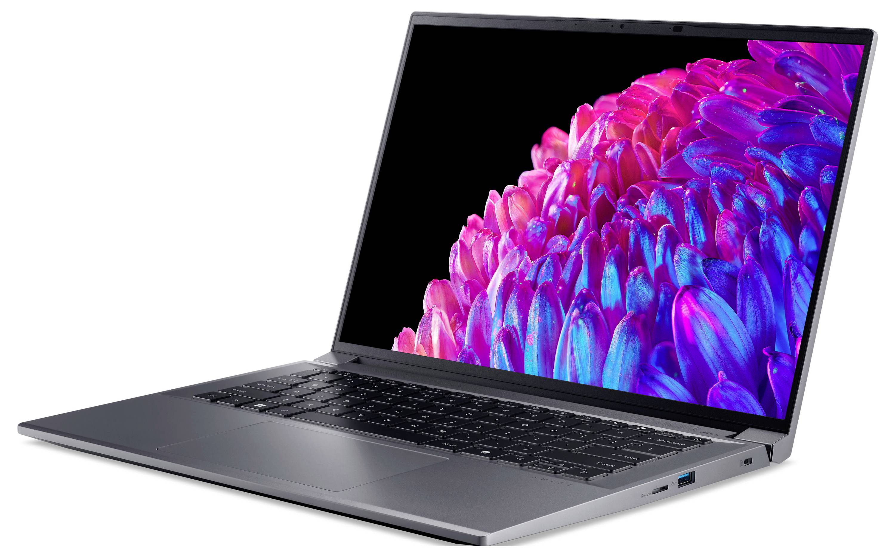 Un laptop con schermo aperto che mostra forme astratte e colorate. La scocca è argentata, la tastiera nera.