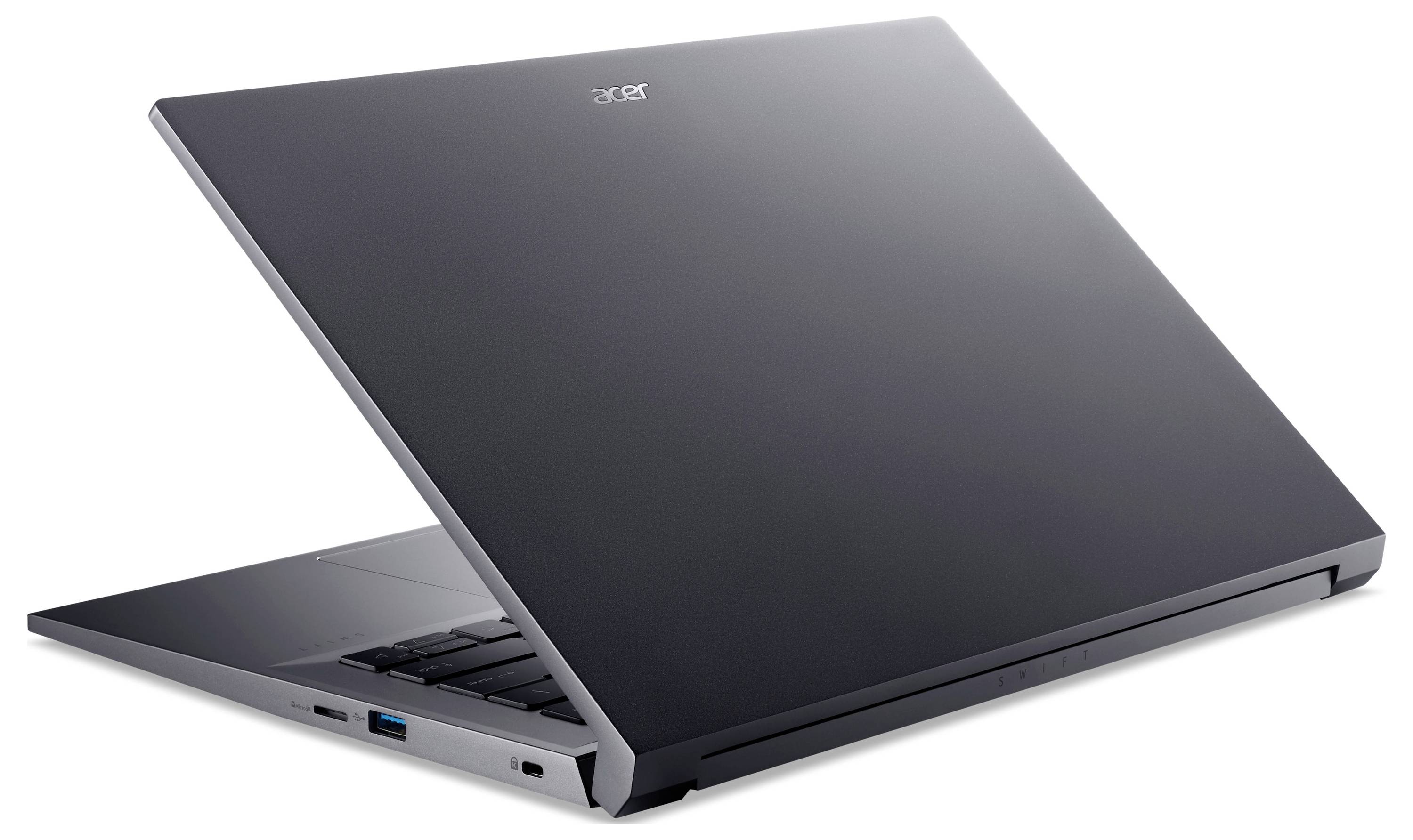 Un laptop sottile, parzialmente aperto, con involucro nero e porte USB visibili sul lato.