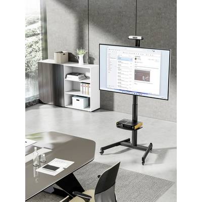 Una sala conferenze con un grande schermo su un supporto che mostra un'applicazione di posta elettronica. Sullo sfondo, un armadio con scaffali.