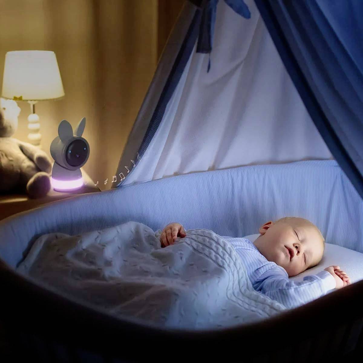 Un bebè dorme pacificamente in un lettino blu. Accanto c'è una lampada e un adorabile peluche.