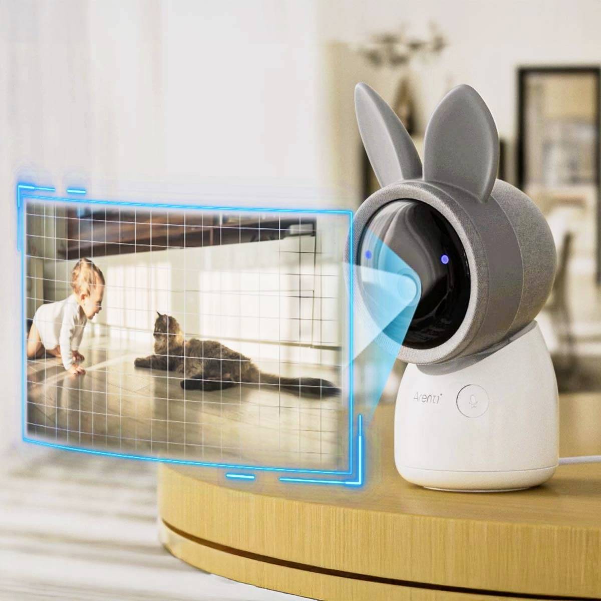 Una telecamera nella cameretta mostra un bambino che gioca sul pavimento con un gatto. La telecamera ha un accessorio a forma di orecchie di coniglio.