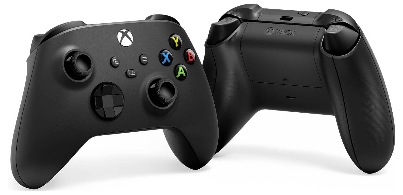 Due controller neri, uno ripreso frontalmente e l'altro posteriormente. Entrambi sono dotati di tasti e joystick.