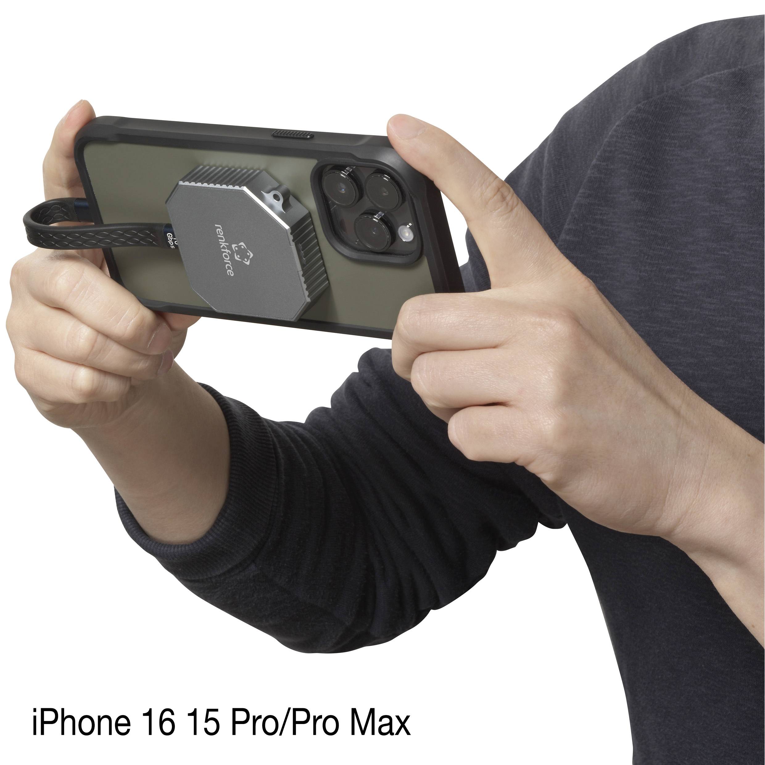 Una persona tiene un iPhone con un modulo fotocamera, illustrando la funzione dell'accessorio per la fotografia.