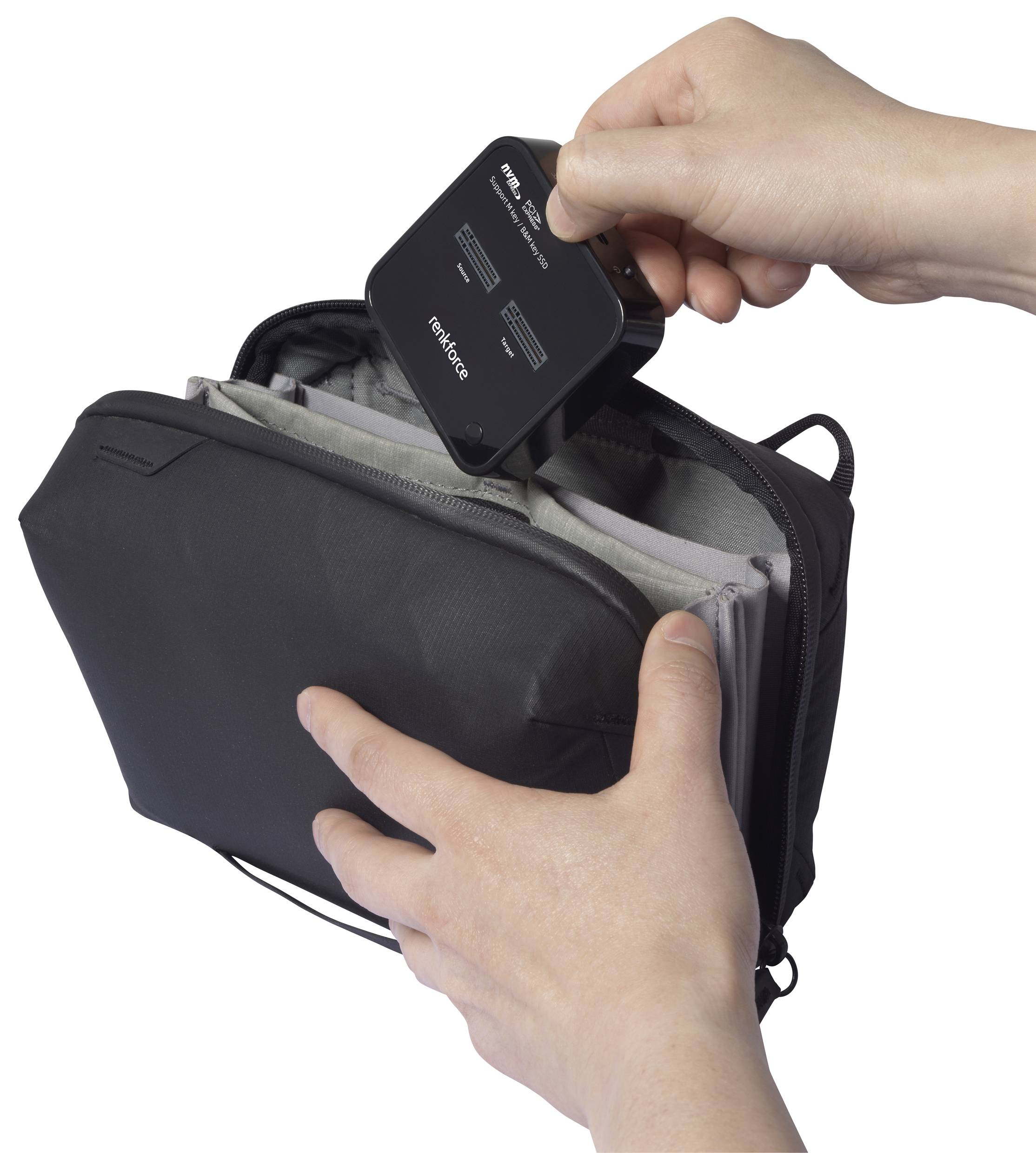 Due mani inseriscono un piccolo dispositivo nero in una borsa nera aperta.