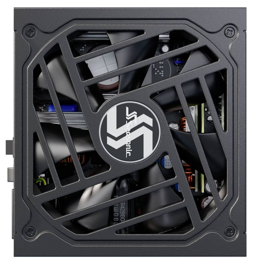 Alimentatore per computer con griglia di ventilazione nera e logo centrale. Vista interna che mostra componenti e dissipatori di calore.