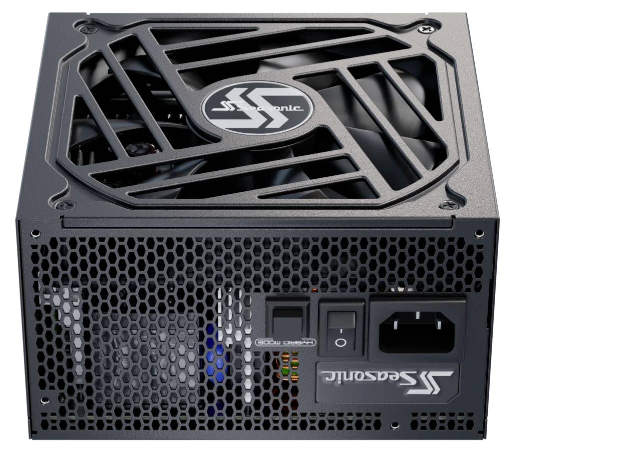 Un alimentatore nero per computer con griglia di ventilazione e diversi connettori sul lato frontale. Stampigliatura in alto: 'Seasonic'.
