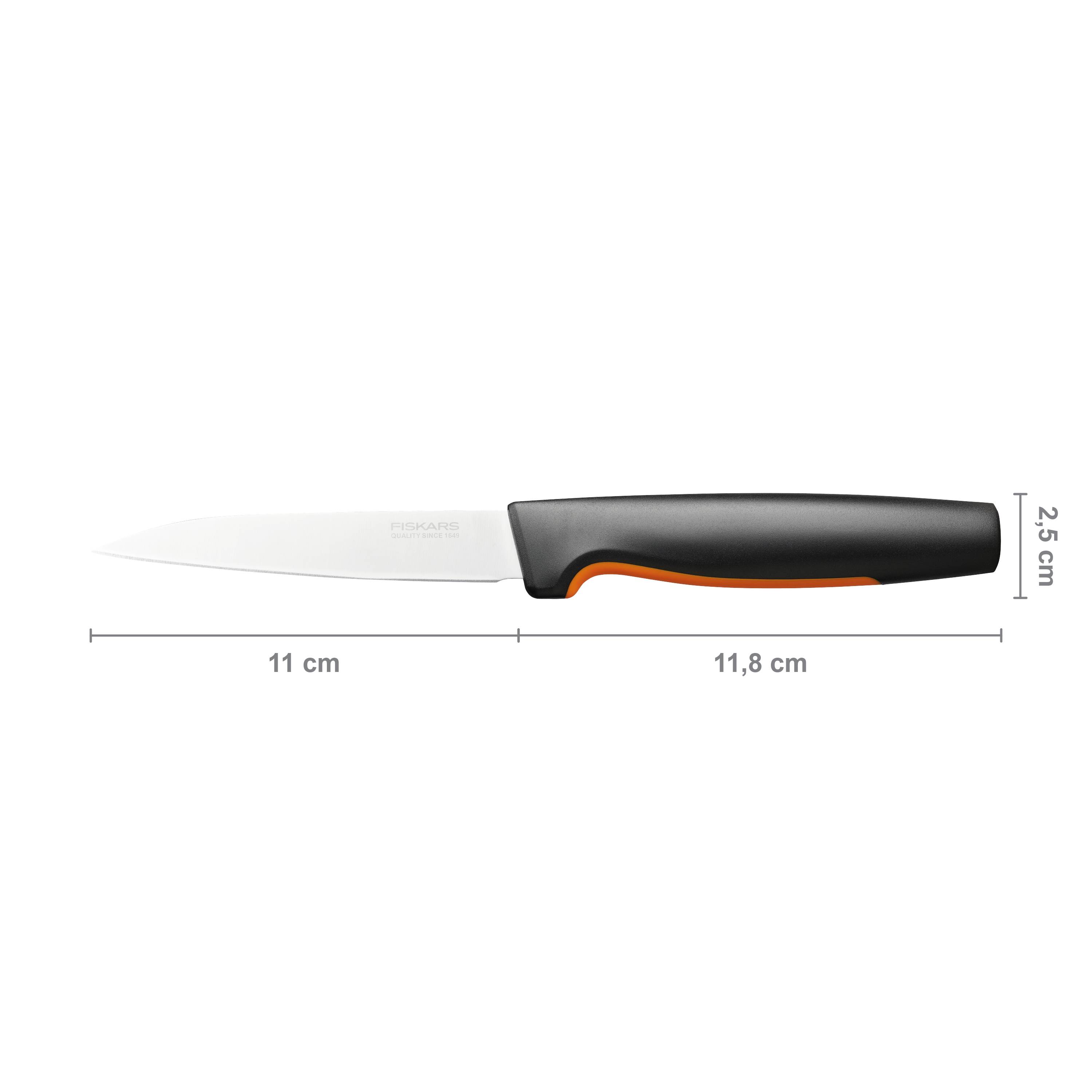 Un coltello da cucina con impugnatura nera. La lunghezza della lama è di 11 cm, la lunghezza totale è di 11,8 cm, e l'altezza dell'impugnatura è di 2,5 cm.