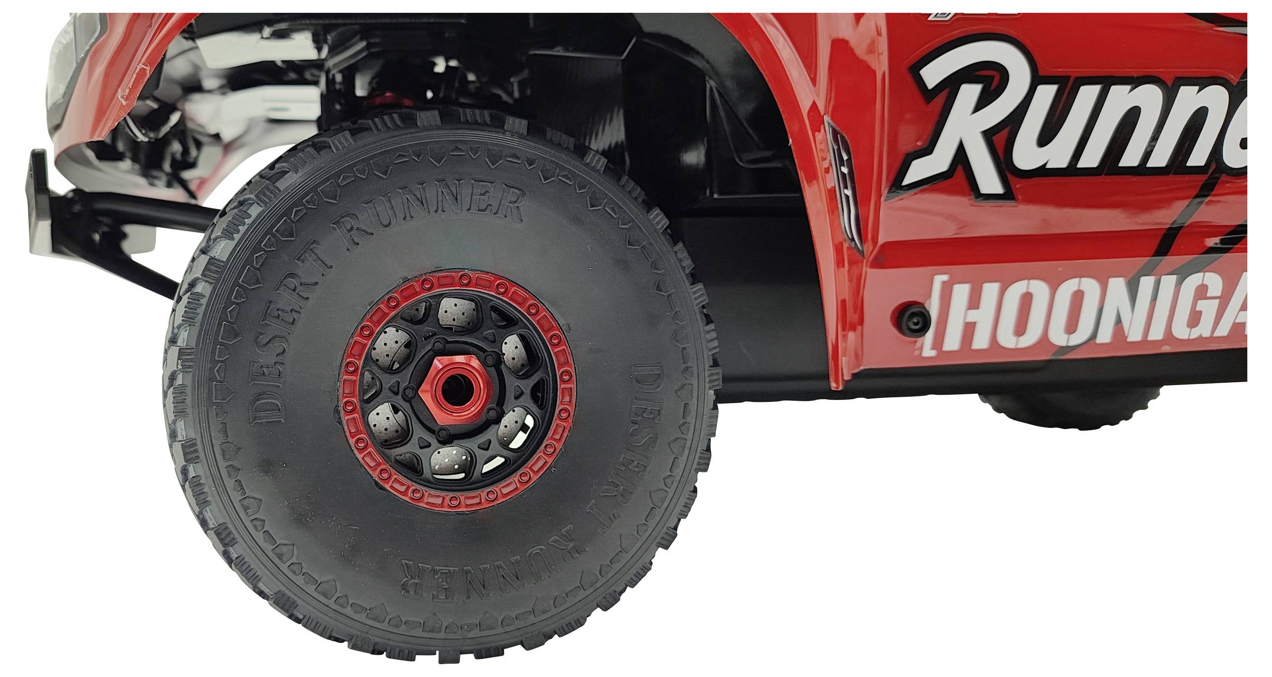 Auto giocattolo rosso visto di lato, mostra una ruota robusta con pneumatici dal grande profilo. Testo sull'auto: 'Runner' e '[HOONIGAN]'.