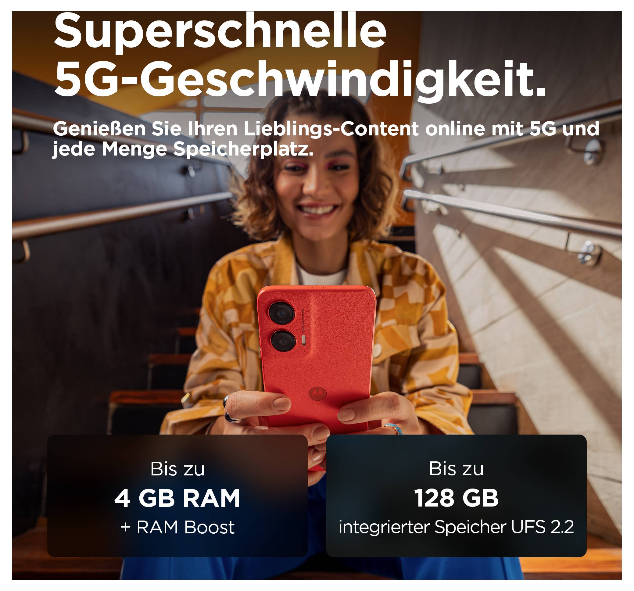 Una persona tiene un smartphone e sorride. Il testo descrive la velocità ultraveloce del 5G, 4 GB di RAM + RAM Boost e 128 GB di spazio di archiviazione.