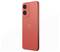 Uno smartphone rosso con fotocamere doppie sul retro, marchiato con un distintivo logo 'M', che suggerisce un design moderno ed un'estetica elegante.