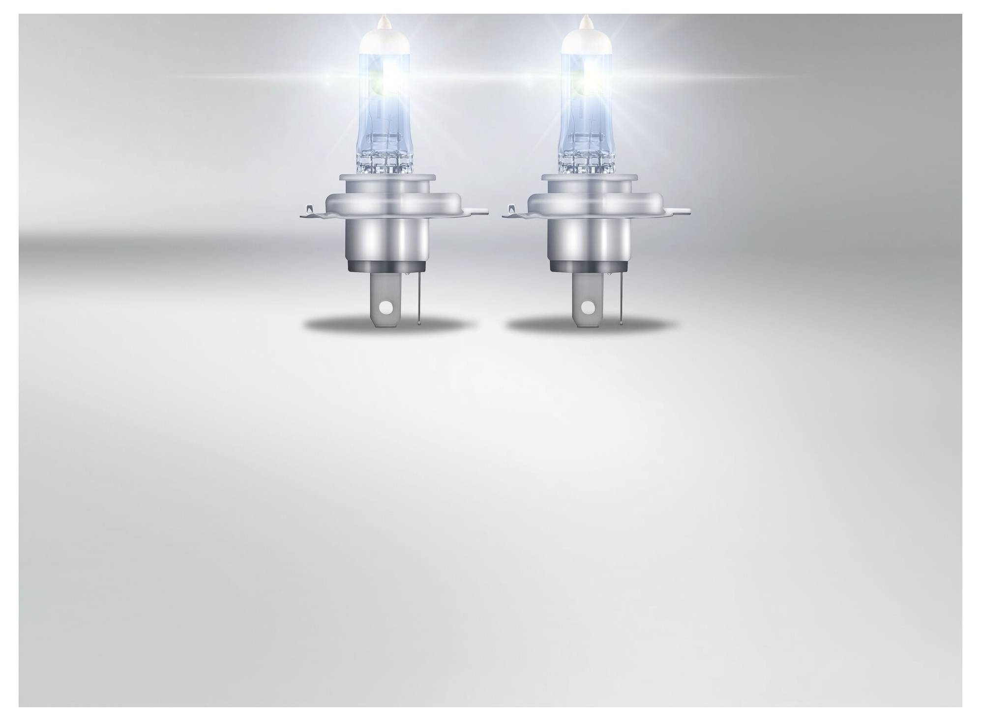 Due lampadine per auto luminose affiancate su uno sfondo chiaro, simboleggiano luminosità ed efficienza nella tecnologia dell'illuminazione.