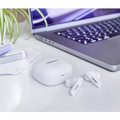 Auricolari bianchi wireless e custodia di ricarica su una scrivania bianca accanto a un laptop aperto. Sullo sfondo, una pianta.