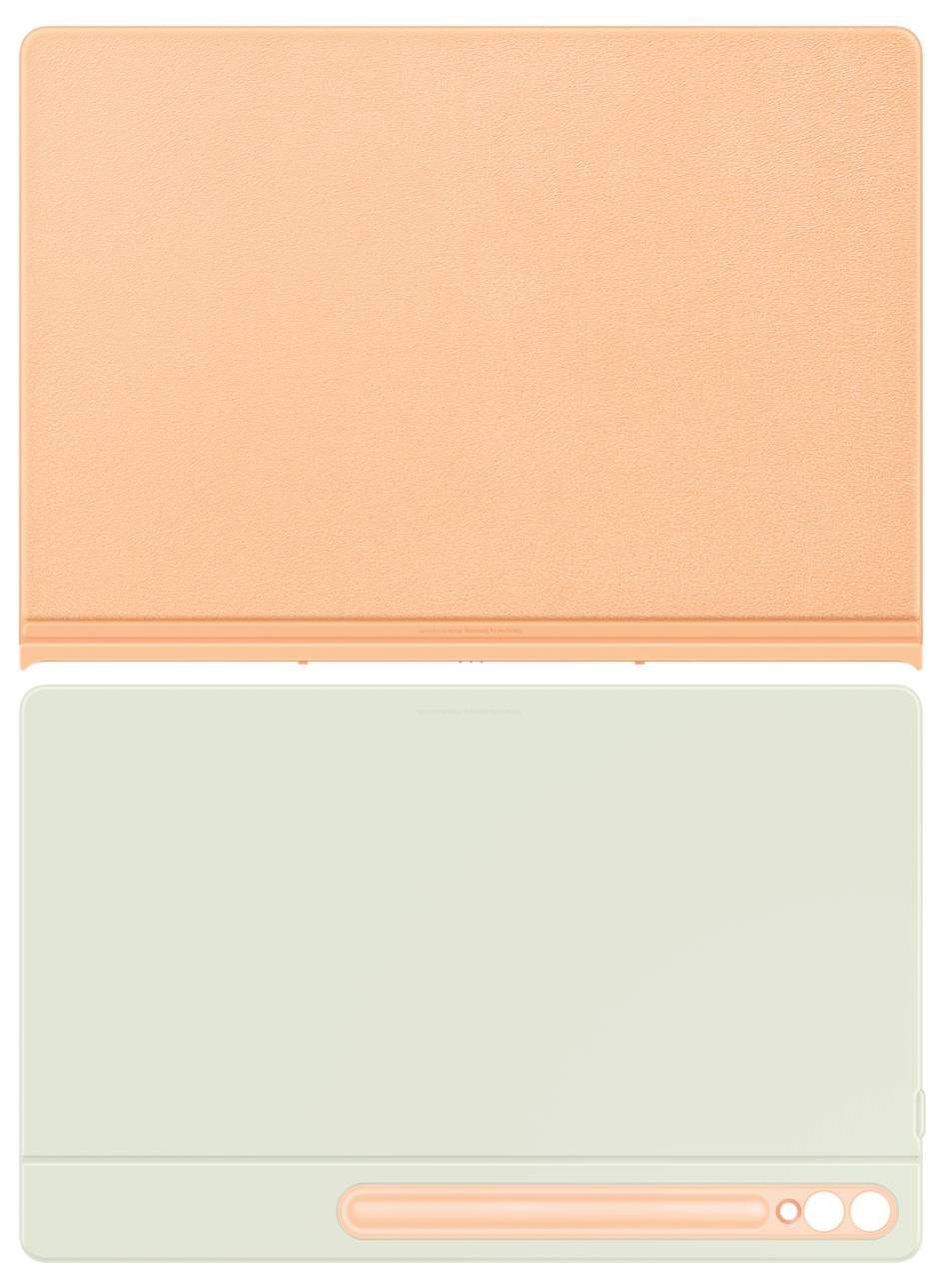 Un laptop chiuso di colore arancione è posizionato su un tavolo bianco. Il retro del laptop presenta una superficie liscia e strutturata.