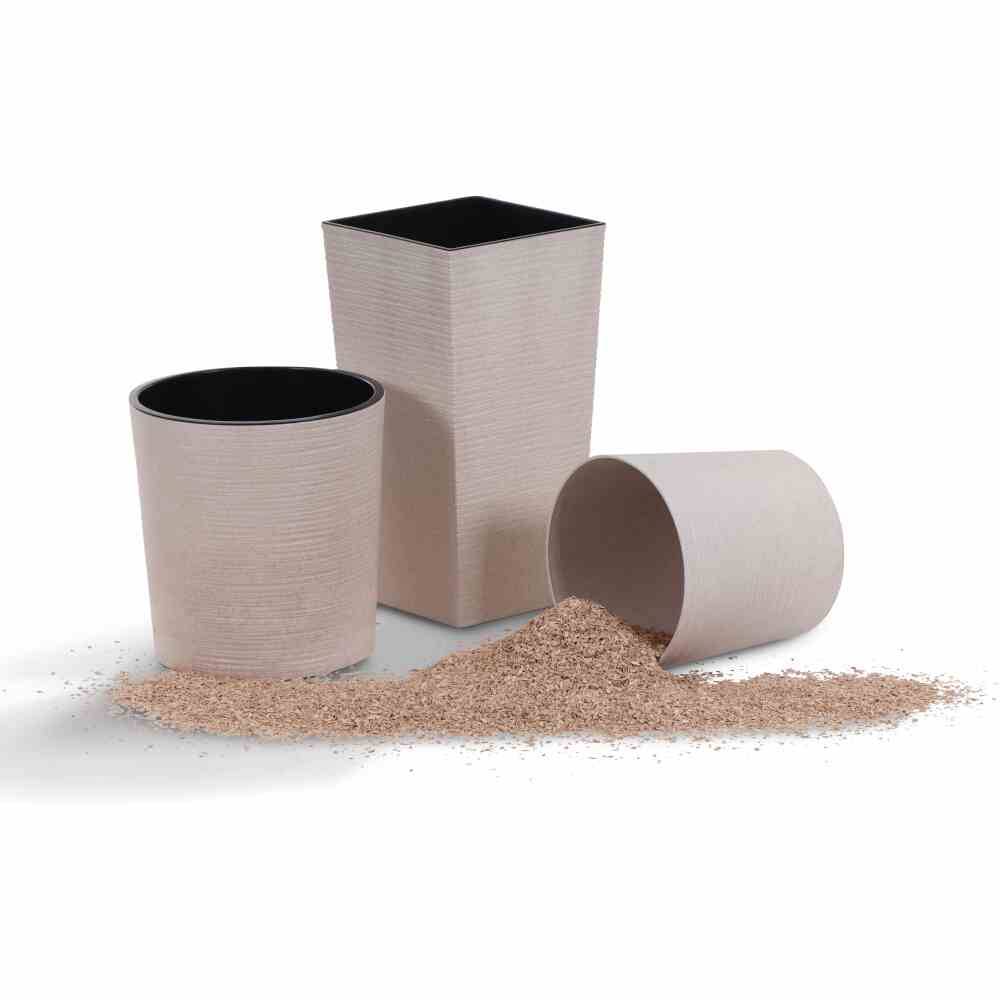 Tre bicchieri bianchi con texture. Uno è in piedi, uno è rovesciato con il contenuto versato, un altro è nel mezzo.