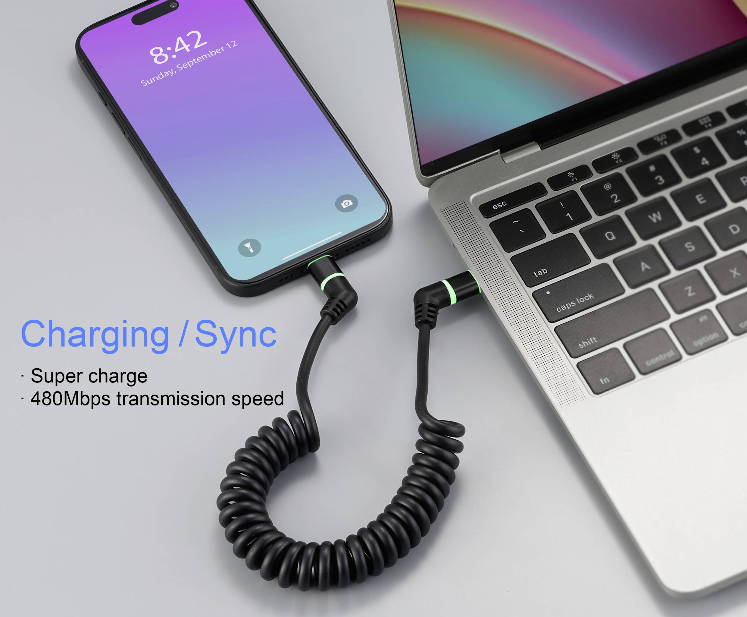 Cellulare collegato a un laptop tramite un cavo a spirale. Sullo schermo del telefono è visualizzato '8:42, Domenica, 12 Settembre'. Testo: 'Carica/Sincronizza'. Super carica, velocità di trasferimento 480 Mbps.
