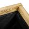 Cornice in legno con rete nera, probabilmente parte di una struttura da giardino. Gli angoli mostrano venature del legno visibili e viti.