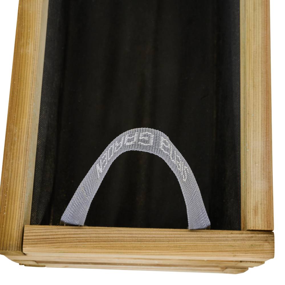 Cornice in legno con rivestimento nero in tessuto e manico interno, probabilmente parte di un dispositivo o accessorio più grande.