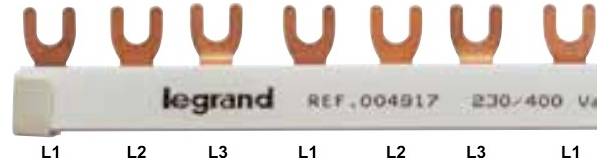 'Barra di fase Legrand con riferimento REF_004917, 230/400 V. Contiene sei connettori in rame per circuiti elettrici.'