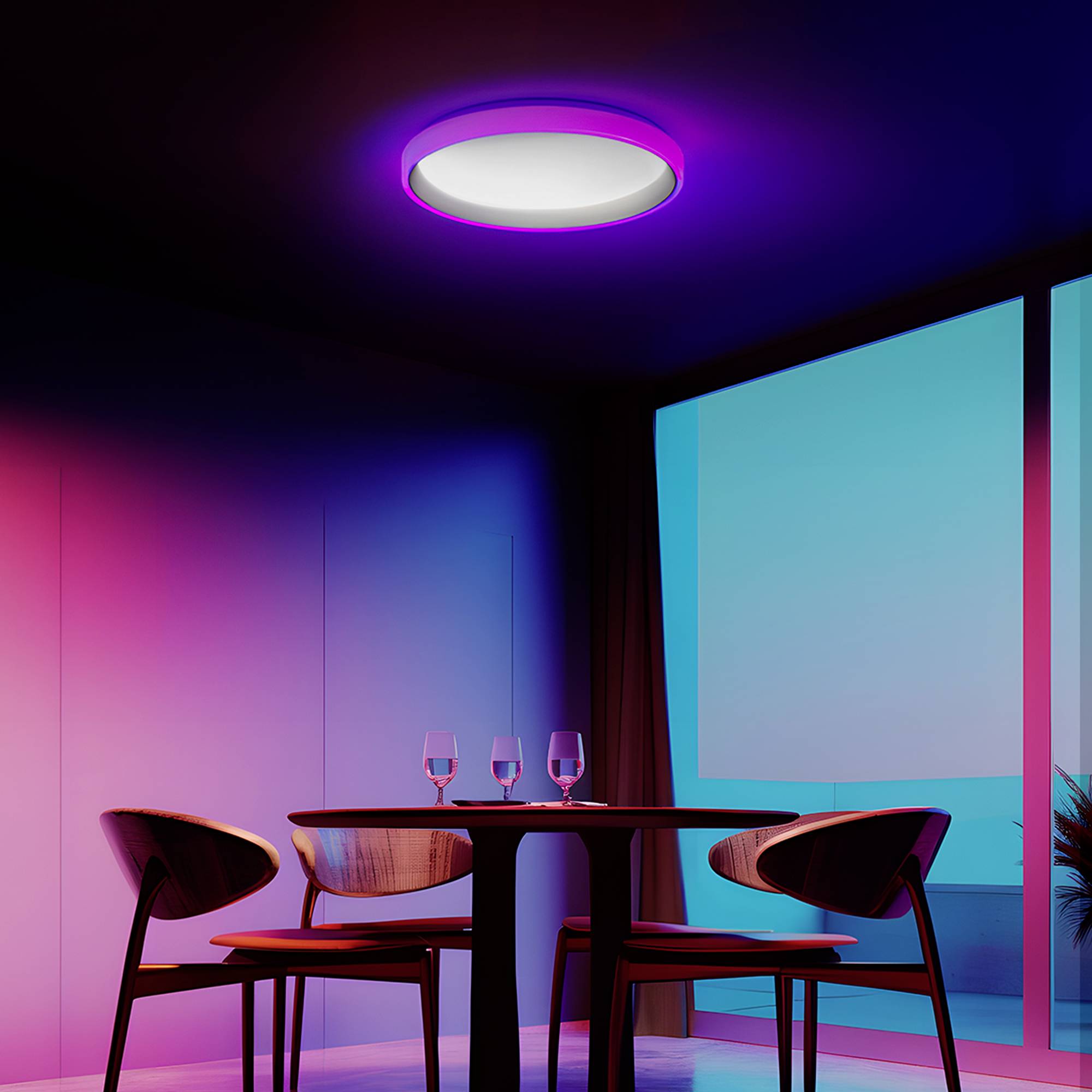 Un ambiente elegantemente illuminato con un tavolo rotondo, quattro sedie e una luce colorata e atmosferica proveniente dalla lampada a soffitto.
