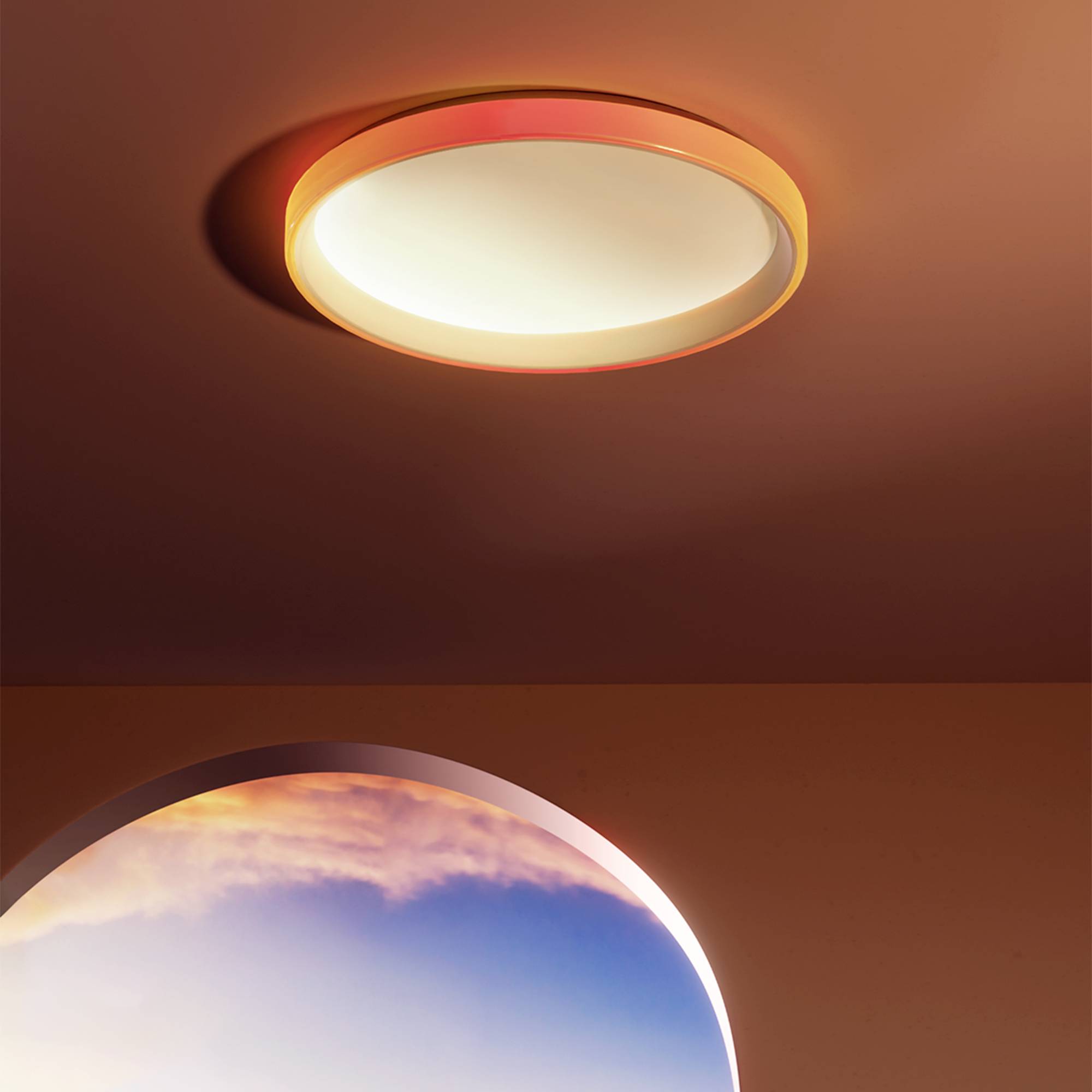 Una plafoniera rotonda irradia una luce calda in un ambiente che mostra un'apertura ad arco con vista sul cielo.