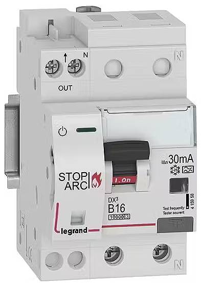 Un interruttore differenziale con la scritta 'STOP ARC' e '30 mA B16', utilizzato per prevenire sovraccarichi elettrici.