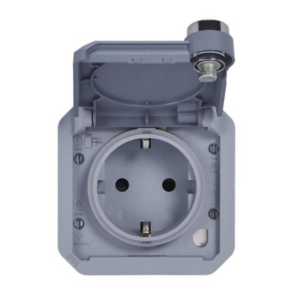 Una presa elettrica grigia esterna con il coperchio aperto mostra il tipo di presa europeo. In alto a destra si trova una vite.
